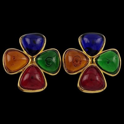 une paire de boucles d'oreilles multicolores sur fond noir