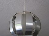 une lampe suspendue au plafond de la pièce