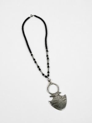 Collier en perles rouges et argent retenant un important pen…