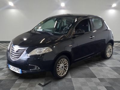 la photo d'une voiture noire garée dans un garage