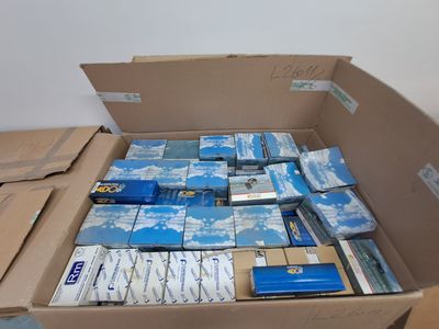 une boîte remplie de cigarettes et d'autres objets
