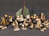 un tas de petits bateaux en bois par terre