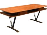 une image représentant un bureau avec un plateau en bois et des pieds en métal