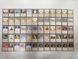 une photo d'un mur recouvert de cartes illustrées