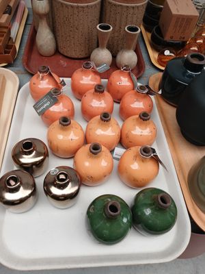 de nombreux types de vases sur la table