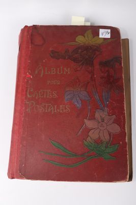 un livre rouge sur lequel figure l'image d'un oiseau et de fleurs