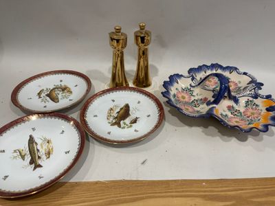 quatre assiettes et un bol sur la table