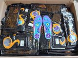 une boîte en carton remplie d'objets divers, parmi lesquels des tongs