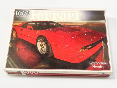 boîte-énigme sur laquelle figure l'image d'une voiture de sport rouge