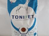 un sac de nourriture posé sur une table
