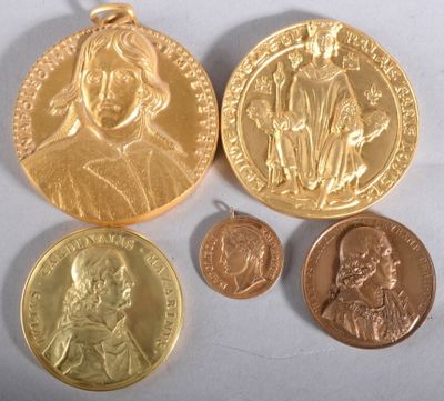 deux médailles d'or et deux pièces d'argent sur un fond blanc