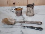 trois cuillères et deux tasses sur la table