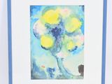 tableau représentant un arbre bleu et jaune dans un cadre bleu accroché à un mur blanc
