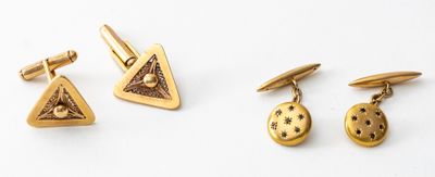 deux paires de boutons de manchette en or et une paire de boucles d'oreilles posées sur une surface blanche