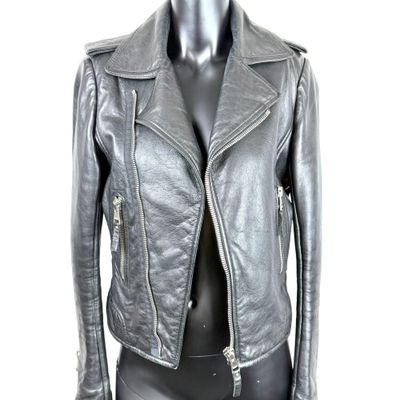 une veste en cuir noir sur un mannequin mannequin mannequin mannequin mannequin mannequin mannequin mannequin mannequin mannequin