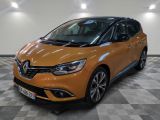 La Renault C-Cross orange est garée sur un sol à damier