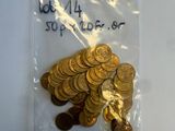 un sac de pièces d'or posé sur une table blanche
