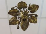 un lustre doré suspendu au plafond