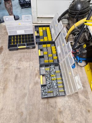 une photo d'un homme en train de travailler sur une machine dans un garage