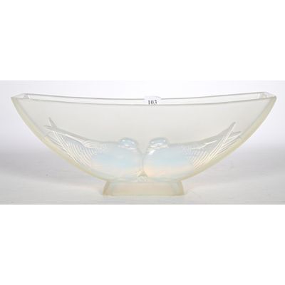 une image représentant un bol en verre orné de deux colombes
