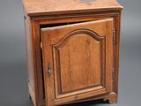 une vieille armoire en bois avec une porte et un tiroir sur le dessus