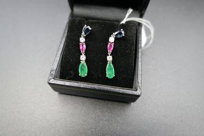 une paire de boucles d'oreilles en émeraude, rubis et diamants, présentée dans un coffret noir