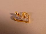 une broche en or en forme de cœur, sertie de diamants