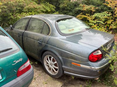 deux voitures garées l'une à côté de l'autre dans un parking