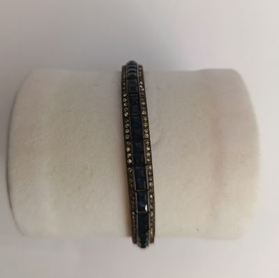 un gros plan d'un bracelet orné de diamants noirs et blancs