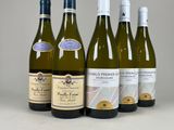 six bouteilles de vin sont alignées sur une table