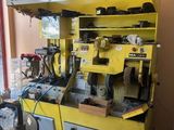 une machine jaune qui se trouve dans une pièce