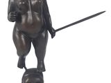 statue d'un garçon tenant une épée et un chat, posée sur un socle
