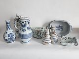 de nombreux vases bleus et blancs de styles variés sur la table