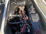 un petit moteur dans le coffre d'une voiture
