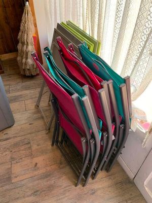 un grand nombre de chaises empilées les unes sur les autres