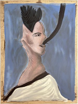 une image représentant un tableau d'une femme avec une plume sur la tête