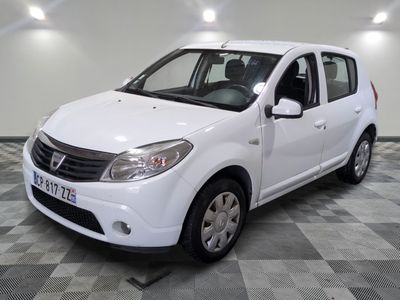 la photo d'une petite voiture blanche garée dans un garage