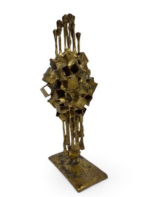 une image représentant une sculpture en bronze représentant une main tenant un trousseau de clés