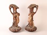 paire de vases anciens en bois, ornés de personnages sur fond blanc