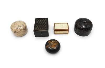 Plusieurs types d'objets décoratifs sont exposés sur une surface blanche