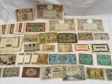 de nombreux billets anciens de différentes sortes posés sur une feuille blanche