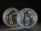 deux assiettes décoratives sur lesquelles sont représentés un homme et une femme