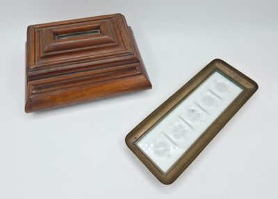 Une boîte et un plumier. 1) Boîte en bois rectangulaire, mou…