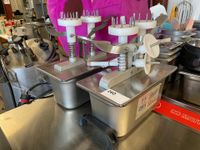 Deux machines à fourrer (injecteur) avec bacs gastro (photo 2)