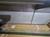 une boîte posée sur une étagère dans un magasin