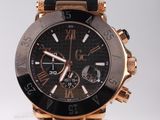 une montre noire et dorée exposée sur une surface blanche