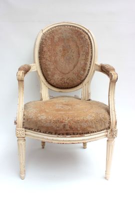 Fauteuil cabriolet en bois mouluré, sculpté et laqué crème, …