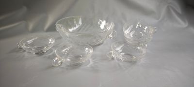 un ensemble de bols et de tasses en verre posés sur une table