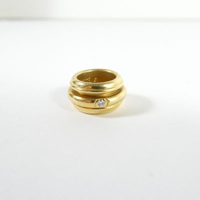 une image d'une bague en or avec un diamant au milieu