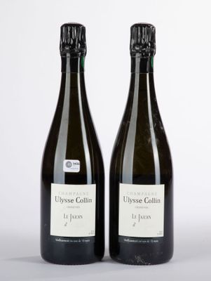 deux bouteilles de vin posées l'une à côté de l'autre sur une table